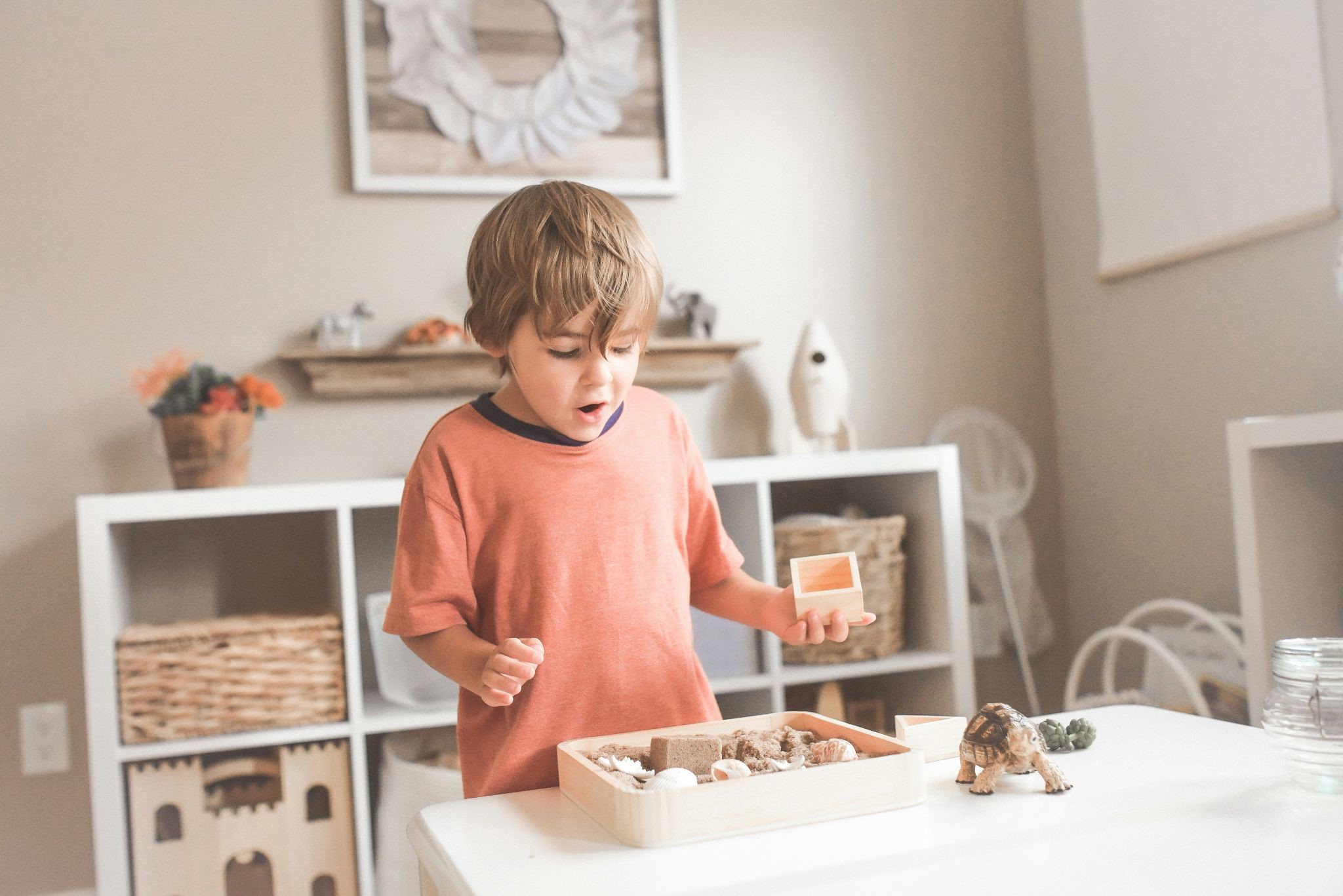 enfant_qui_joue_et_apprend_avec_jeu_en_bois